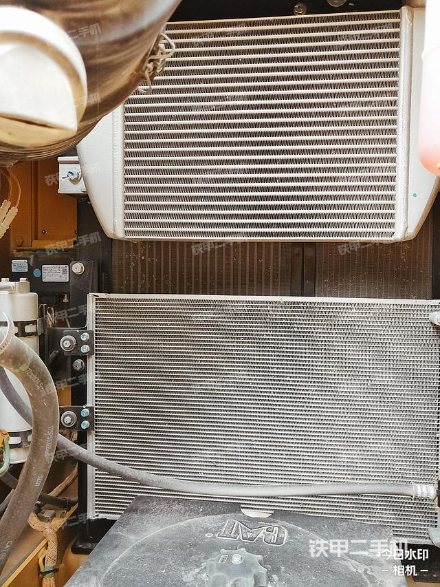 液压泵舱室正面整体（整机外观）