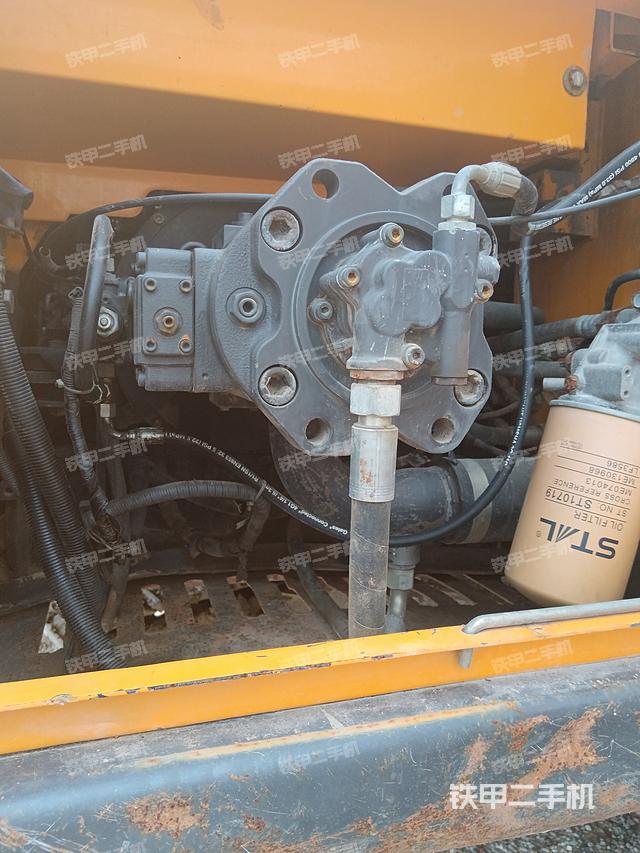 液压泵舱室正面整体（整机外观）