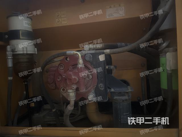 液压泵舱室正面整体（整机外观）