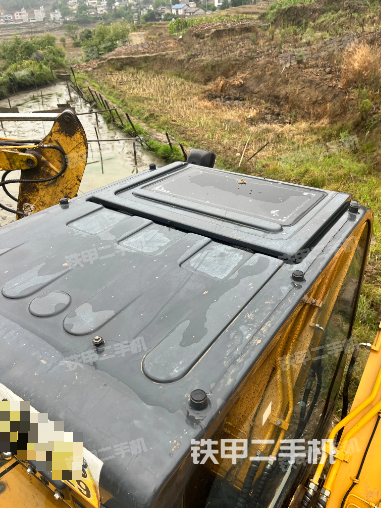 驾驶室顶部（整机外观）