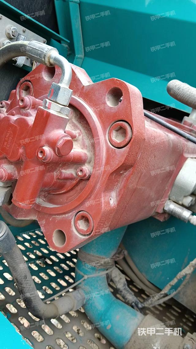 液压泵舱室正面整体（整机外观）