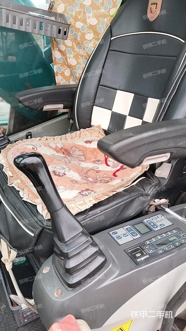 驾驶室顶部（整机外观）