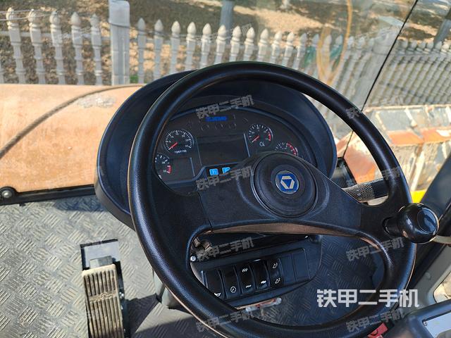 驾驶室操作台（设备外观及核心部件）