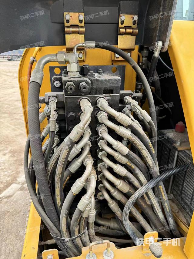 液压泵舱室正面整体（整机外观）