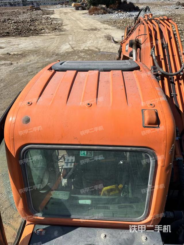 驾驶室顶部（整机外观）