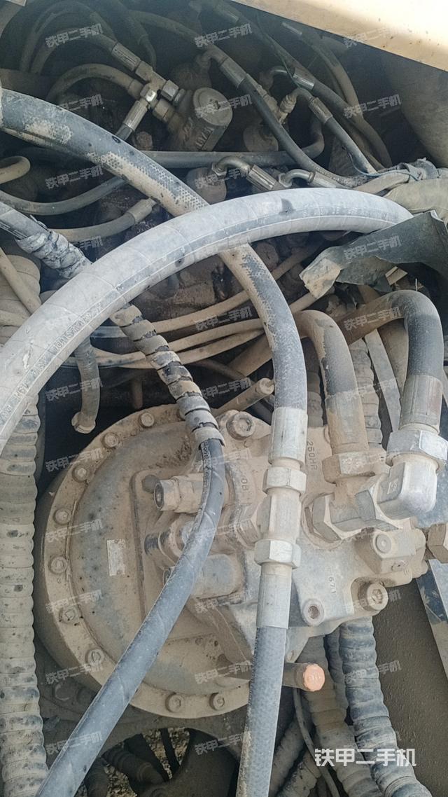 液压泵舱室正面整体（整机外观）