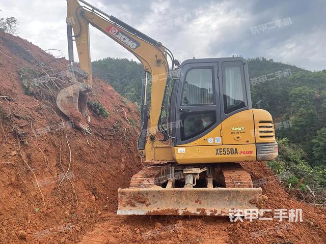 液压泵舱室正面整体（整机外观）