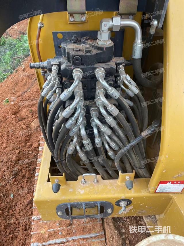 回转马达和主控阀（整机外观）