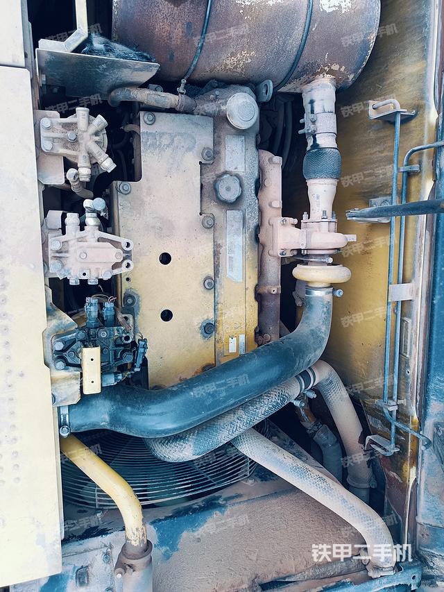 液压泵舱室正面整体（整机外观）