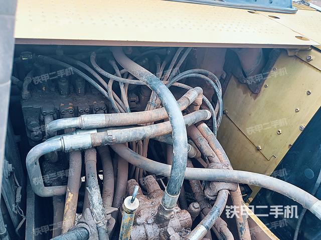 回转马达和主控阀（整机外观）