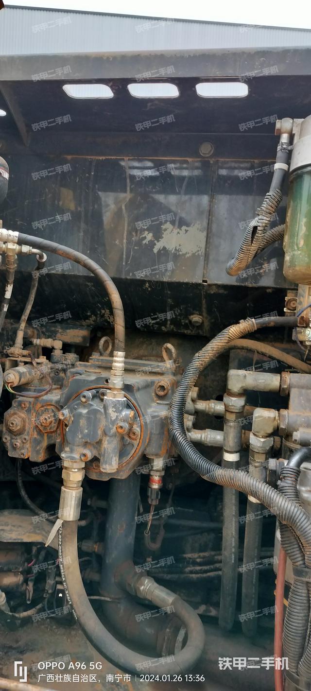 液压泵舱室正面整体（整机外观）