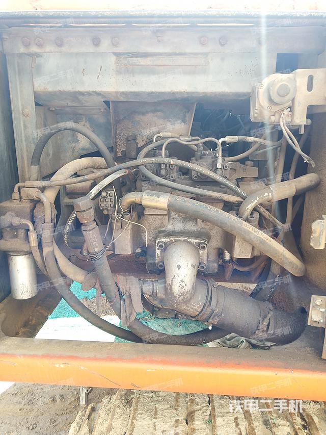 液压泵舱室正面整体（整机外观）