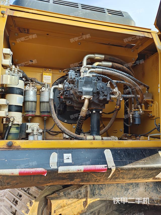 液压泵舱室正面整体（整机外观）