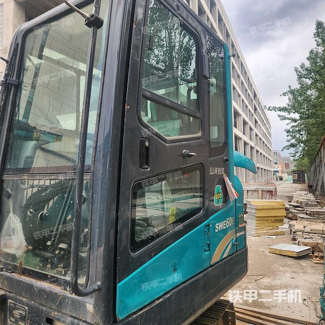 驾驶室顶部（整机外观）