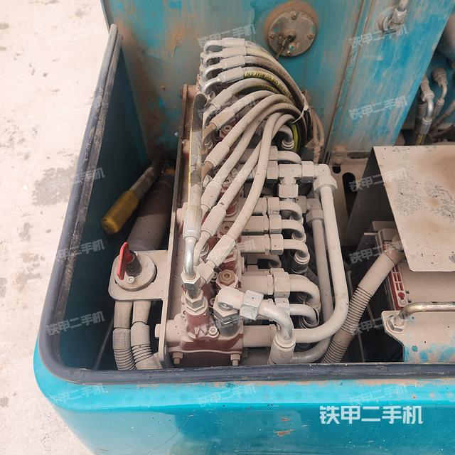 回转马达和主控阀（整机外观）