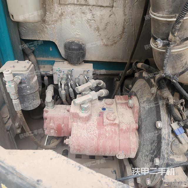 液压泵舱室正面整体（整机外观）