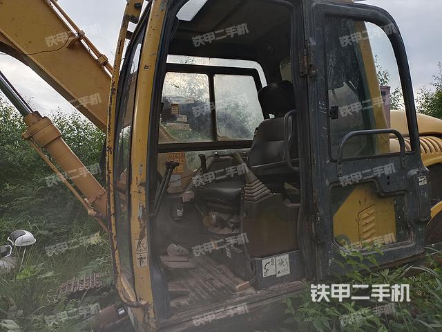 回转马达和主控阀（整机外观）