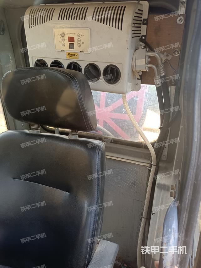 液压泵舱室正面整体（整机外观）