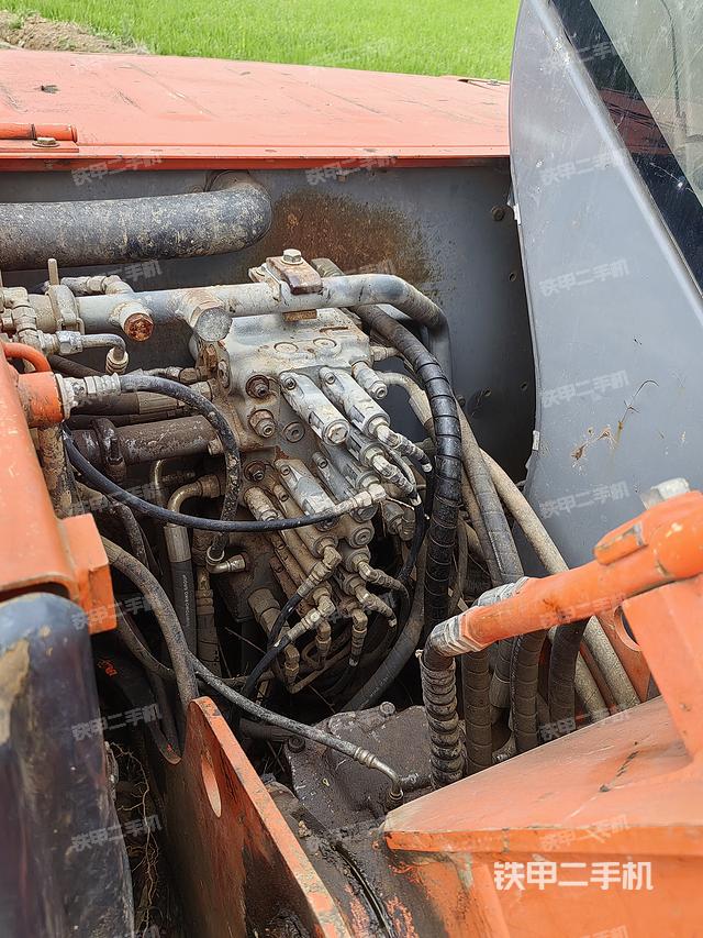 回转马达和主控阀（整机外观）