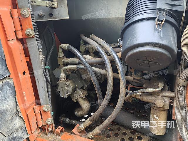 液压泵舱室正面整体（整机外观）