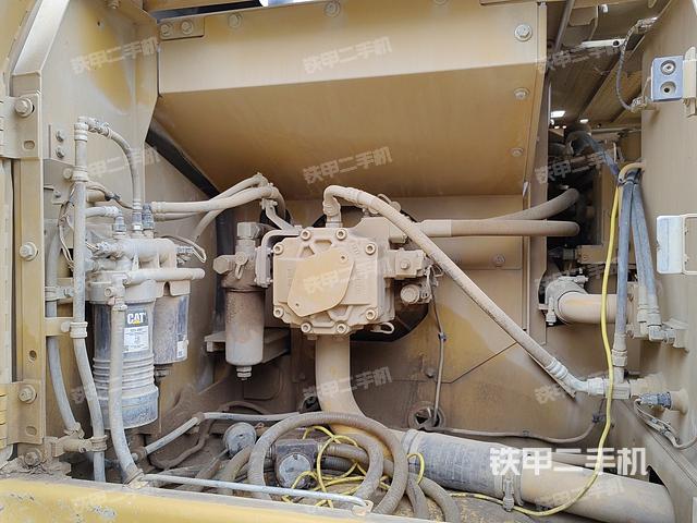 液压泵舱室正面整体（整机外观）