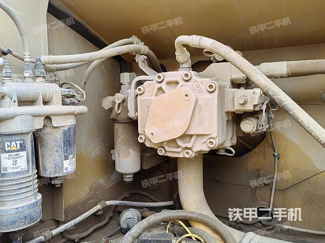 液压泵舱室正面整体（整机外观）