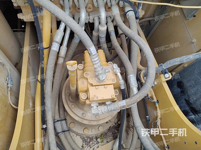 回转马达和主控阀（整机外观）