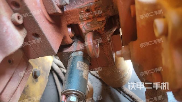 液压泵舱室正面整体（整机外观）