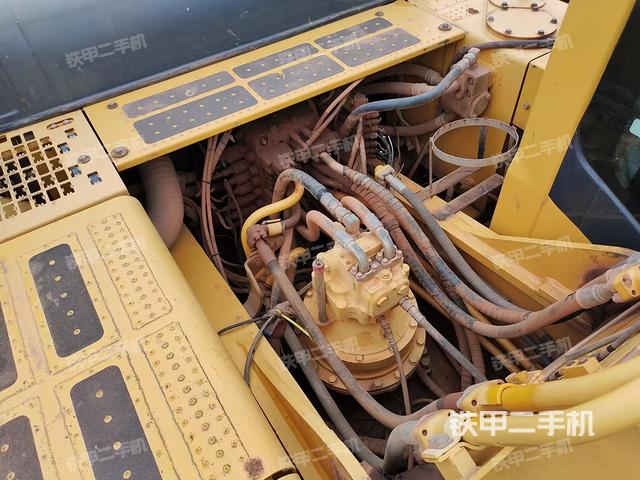 回转马达和主控阀（整机外观）