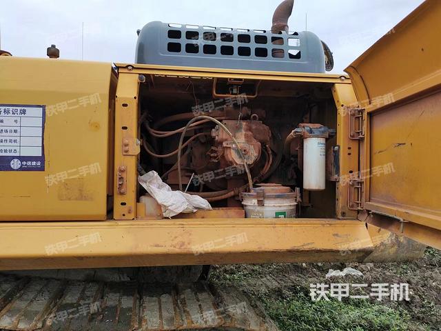 液压泵舱室正面整体（整机外观）