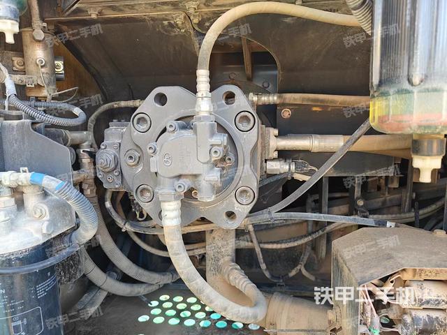 液压泵舱室正面整体（整机外观）