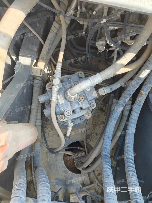 回转马达和主控阀（整机外观）