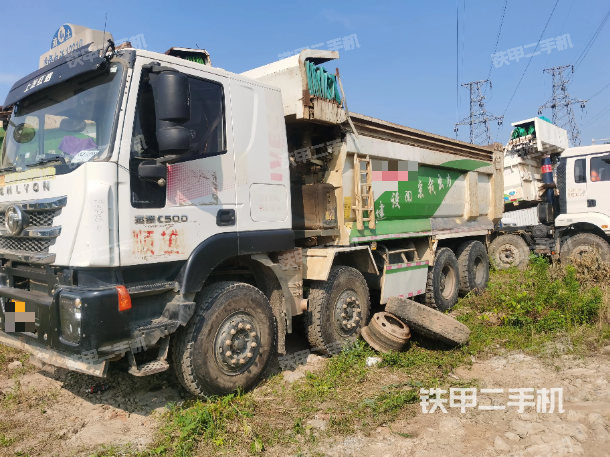 红岩8X4工程自卸车