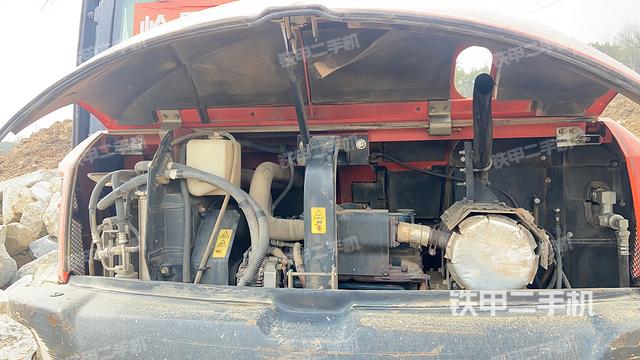 液压泵舱室正面整体（整机外观）