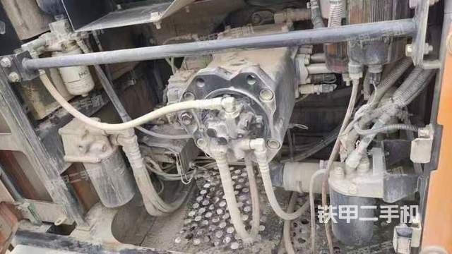 液压泵舱室正面整体（整机外观）