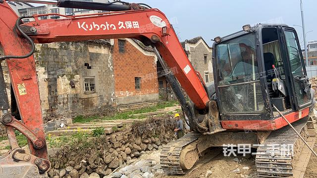 驾驶室顶部（整机外观）