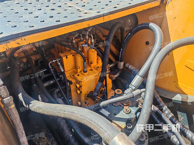 回转马达和主控阀（整机外观）