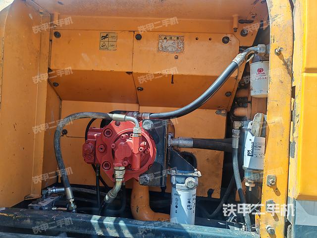 液压泵舱室正面整体（整机外观）