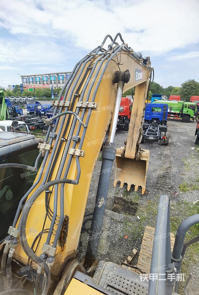 驾驶室顶部（整机外观）