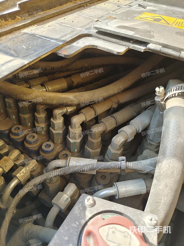 液压泵舱室正面整体（整机外观）