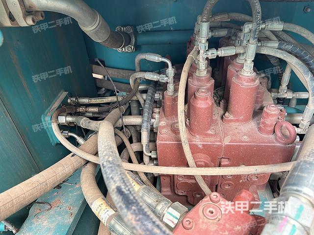 回转马达和主控阀（整机外观）