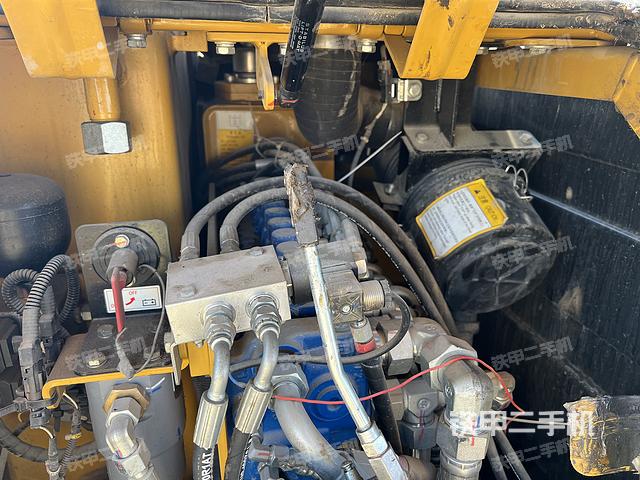 液压泵舱室正面整体（整机外观）