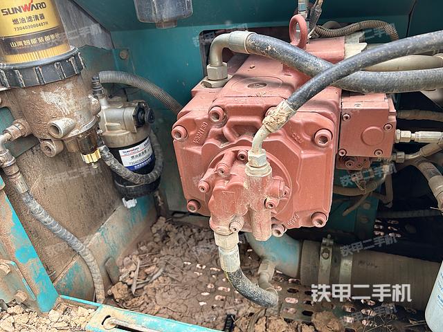 液压泵舱室正面整体（整机外观）