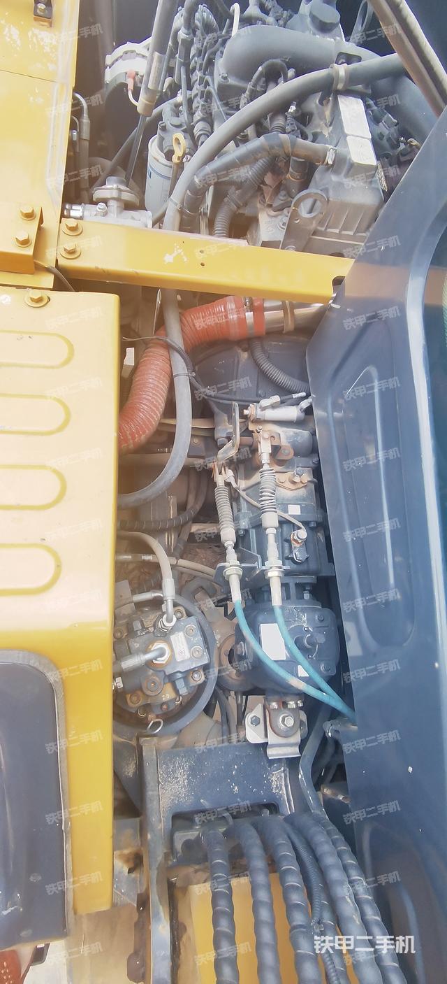 液压泵舱室正面整体（整机外观）