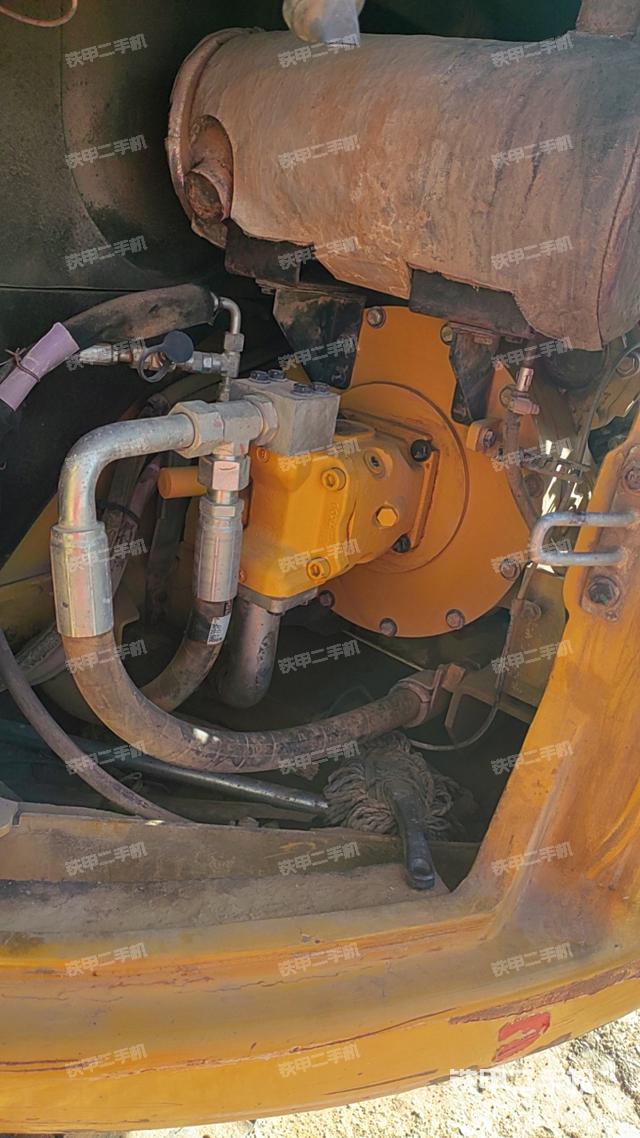 液压泵舱室正面整体（整机外观）