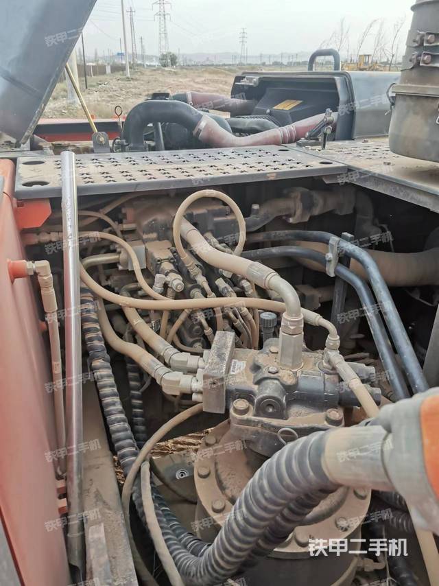 回转马达和主控阀（整机外观）