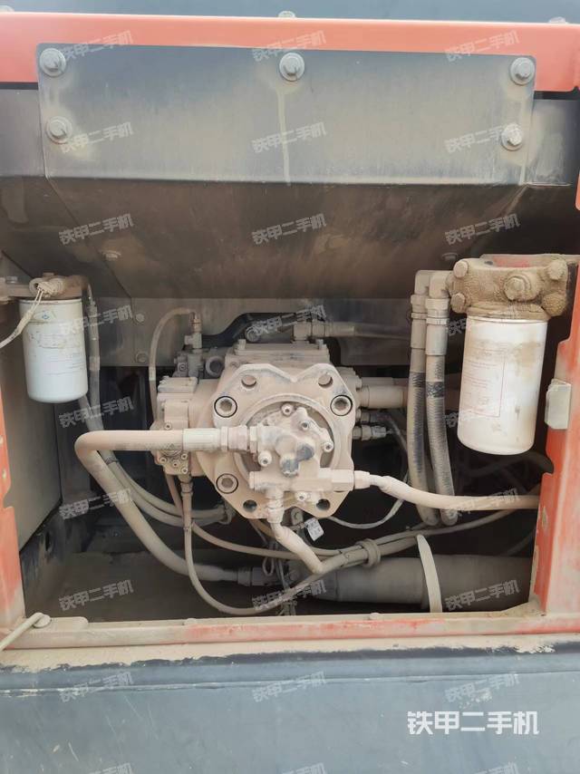 液压泵舱室正面整体（整机外观）