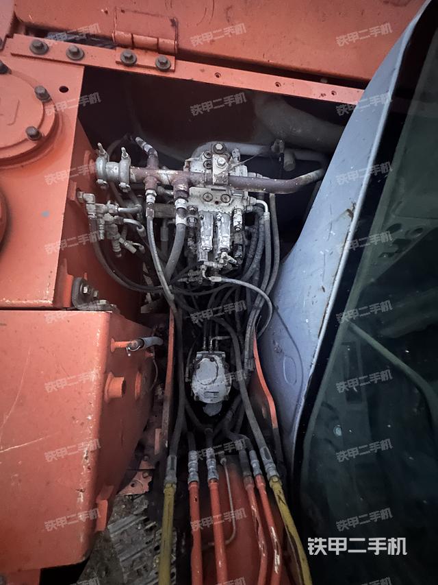 回转马达和主控阀（整机外观）