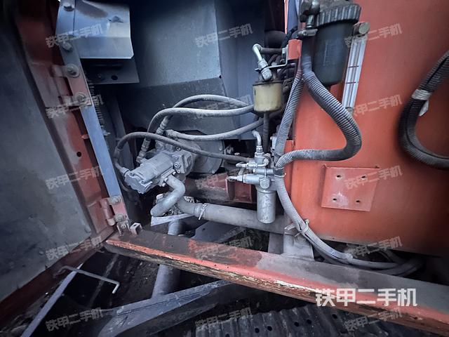 液压泵舱室正面整体（整机外观）