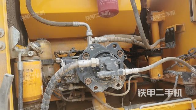 液压泵舱室正面整体（整机外观）